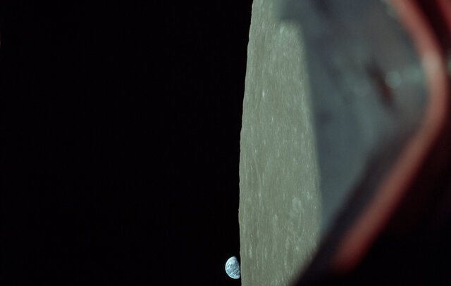 The famous earthrise image.